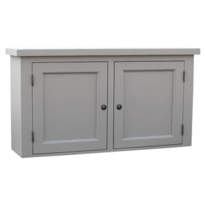 landelijke 2-deurs houten keukenkastje of bovenkastje. het bovenkastje heeft een plank. Gemaakt van massief eiken en het heeft een dichte houten deur. het kastje is beige, zand van kleur. de afmeting is 67 cm breed en 65 cm hoog of het kan op maat gemaakt worden. Villa Laura