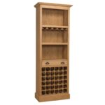 Landelijke wijnkast met een wijnrek, open vakken en plek om wijnglazen op te hangen. Gemaakt van massief eiken hout in de kleur naturel. Het meubel kan op verschillende manieren geverfd worden in verschillende kleuren en kan op maat gemaakt worden. Villa Laura
