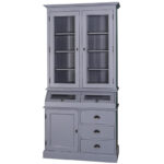 Landelijke smalle buffetkast met deuren en lades voor opbergruimte. Onderaan zit links een kastje en rechts 3 lades onder elkaar. Daarboven zitten 2 omhoogslaan schuine deurtjes. Bovenaan de kast zitten twee deurtjes met glas met daarachter planken. Gemaakt van massief eiken hout in de kleur grijs, paars. Het meubel kan op verschillende manieren geverfd worden in verschillende kleuren en kan op maat gemaakt worden. Villa Laura