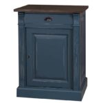 Landelijk nachtkastje met deurtje en lade voor opbergruimte. Gemaakt van massief eiken hout ain de kleur blauw vintagelook met een donker eiken blad. Het meubel kan op verschillende manieren geverfd worden in verschillende kleuren en kan op maat gemaakt worden. Villa Laura