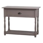 Landelijke side table met lade en onderblad. Gemaakt van massief eiken hout in de kleurtaupe, beige, zand bruin. Het meubel kan op verschillende manieren geverfd worden in verschillende kleuren en kan op maat gemaakt worden. Villa Laura