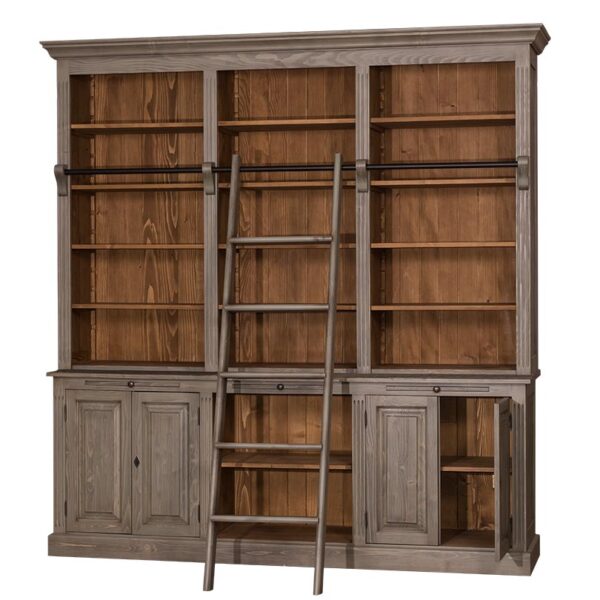 Landelijke boekenkast/buffetkast met open vakken, deuren, lades en trap. Gemaakt van massief eiken hout in de kleur bruin eiken met donkerbruine eiken binnenkant. Het meubel kan op verschillende manieren geverfd worden in verschillende kleuren en kan op maat gemaakt worden. Villa Laura