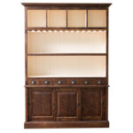 een groot landelijk drankkast/buffetkast/wijnkast. De kast heeft wijnglazenhouder/wijnglazenrek, laadjes en schuifdeuren. de kast is perfect om uw mooie flessen te etaleren. Gemaakt van massief hout eiken in de kleur kersen roodbruin hout. de drankkast is 150 cm lang of het kan op maat gemaakt worden. Villa Laura