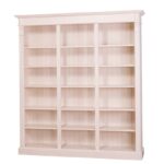 Landelijke schappenkast/boekenkast met zes grote open vakken. Gemaakt van massief eiken hout in de kleur zalmroze. Het meubel kan op verschillende manieren geverfd worden in verschillende kleuren en kan op maat gemaakt worden. Villa Laura