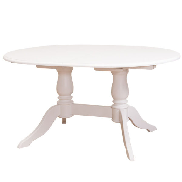 Landelijke uitschuifbare ovale eettafel met klassiek onderstel. Gemaakt van massief eiken hout met onderstel in de kleur lichtroze met een wit blad. De eettafel kan op verschillende manieren geverfd worden in verschillende kleuren en kan op maat gemaakt worden. Villa Laura