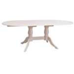 Landelijke uitschuifbare ovale eettafel met klassiek onderstel. Gemaakt van massief eiken hout met onderstel in de kleur lichtroze, roze met een wit blad. De eettafel kan op verschillende manieren geverfd worden in verschillende kleuren en kan op maat gemaakt worden. Villa Laura