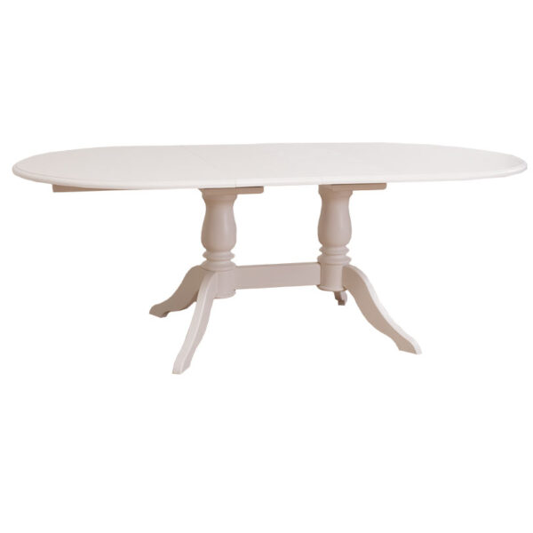 Landelijke uitschuifbare ovale eettafel met klassiek onderstel. Gemaakt van massief eiken hout met onderstel in de kleur lichtroze, roze met een wit blad. De eettafel kan op verschillende manieren geverfd worden in verschillende kleuren en kan op maat gemaakt worden. Villa Laura