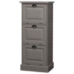 Landelijke hoog nachtkastje met 3 openslaande vakken met komgreep. Gemaakt van massief eiken hout in de kleur grijs. Het meubel kan op verschillende manieren geverfd worden in verschillende kleuren en kan op maat gemaakt worden. Villa Laura