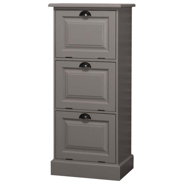 Landelijke hoog nachtkastje met 3 openslaande vakken met komgreep. Gemaakt van massief eiken hout in de kleur grijs. Het meubel kan op verschillende manieren geverfd worden in verschillende kleuren en kan op maat gemaakt worden. Villa Laura