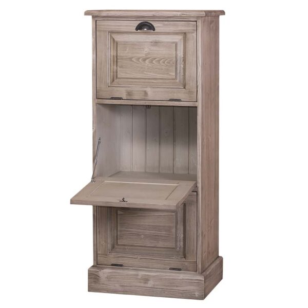 Landelijke hoog nachtkastje met 3 openslaande vakken met komgreep. Gemaakt van massief eiken hout in de kleur was finish bruin. Het meubel kan op verschillende manieren geverfd worden in verschillende kleuren en kan op maat gemaakt worden. Villa Laura