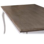Landelijke rechthoekige eettafel met vier poten. Gemaakt van massief eiken hout in de kleur naturel met wit onderstel. Het meubel kan op verschillende manieren geverfd worden in verschillende kleuren en kan op maat gemaakt worden. Villa Laura