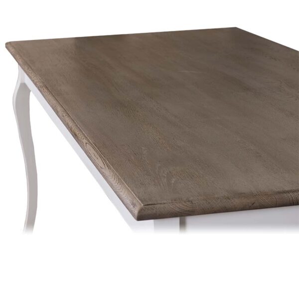 Landelijke rechthoekige eettafel met vier poten. Gemaakt van massief eiken hout in de kleur naturel met wit onderstel. Het meubel kan op verschillende manieren geverfd worden in verschillende kleuren en kan op maat gemaakt worden. Villa Laura