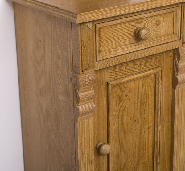 Landelijk nachtkastje met deur en lade. Gemaakt van massief eiken hout in de kleur naturel. Het meubel kan op verschillende manieren geverfd worden in verschillende kleuren en kan op maat gemaakt worden. Villa Laura