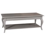 Landelijke, klassieke, extravagante houten salontafel met onderblad. De salontafel heeft sierlijke poten. Gemaakt van massief hout eiken in de kleur zeezout. De salontafel kan op verschillende manieren geverfd worden in verschillende kleuren en kan op maat gemaakt worden. Villa Laura