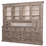 Landelijk, klassiek, extravagant hoge buffetkast met genoeg lades en planken achter 4 lange glazen deuren. Gemaakt van massief hout in de kleur wax finish bruin met een gebroken witte binnenkant. De buffetkast kan op verschillende manieren geverfd worden in verschillende kleuren en kan op maat gemaakt worden. Villa Laura