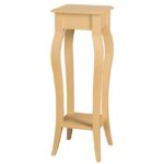 Landelijke plantentafel/zuil met sierlijke poten en een onderblad. Gemaakt van massief eiken hout in de kleur licht geel. Het meubel kan op verschillende manieren geverfd worden in verschillende kleuren en kan op maat gemaakt worden. Villa Laura