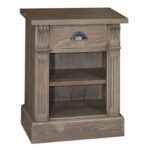 Landelijk nachtkastje met een lade en twee open vakken. Gemaakt van massief eiken hout in de kleur eikenbruin. Het meubel kan op verschillende manieren geverfd worden in verschillende kleuren en kan op maat gemaakt worden. Villa Laura