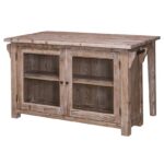 Landelijk kookeiland met bartafel en vitrinekastje. Gemaakt van massief eiken hout in de kleur naturel whitewash. Het meubel kan op verschillende manieren geverfd worden in verschillende kleuren en kan op maat gemaakt worden. Villa Laura