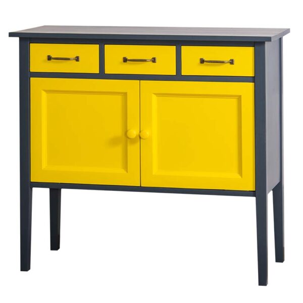 landelijke, moderne, extravargante dressoir/sidetable op hoge poten. het heeft lades en deuren voor veel opbergruimte. Gemaakt van massief hout eiken in de kleur zwart met gele lades en deuren. Het kan op maat gemaakt worden. Villa Laura