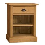 Landelijke, klassieke, extravagante nachtkastje met lade en een open vak met twee planken voor veel opbergruimte. Gemaakt van massief hout eiken in de kleur was finish - naturel. Het nachtkastje kan op verschillende manieren geverfd worden in verschillende kleuren. Het kan op maat gemaakt worden. Villa Laura