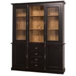 Landelijke buffetkast met deuren, lades en open vakken voor opbergruimte. Gemaakt van massief eiken hout in de kleur zwart met een naturel eiken binnenkant. Het meubel kan op verschillende manieren geverfd worden in verschillende kleuren en kan op maat gemaakt worden. Villa Laura
