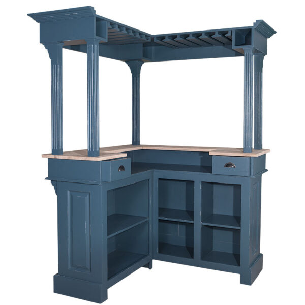 Landelijke, klassieke, extravagante hoekbar met bovenstuk met open vakken, lades en planken om wijnglazen op te hangen. Gemaakt van massief eiken hout in de kleur blauw met een naturel blad. Het meubel kan op verschillende manieren geverfd worden in verschillende kleuren en kan op maat gemaakt worden. Villa Laura