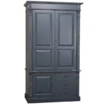 Landelijke kledingkast met twee grote deuren, een kleine deur en drie lades. Gemaakt van massief eiken hout in de kleur blauw. Het meubel kan op verschillende manieren geverfd worden in verschillende kleuren en kan op maat gemaakt worden. Villa Laura