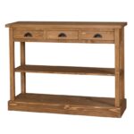 Landelijke side table met drie lades en twee planken. Gemaakt van massief eiken hout in de kleur naturel. Het meubel kan op verschillende manieren geverfd worden in verschillende kleuren en kan op maat gemaakt worden. Villa Laura
