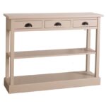 Landelijke side table met drie lades en twee planken. Gemaakt van massief eiken hout in de kleur beige. Het meubel kan op verschillende manieren geverfd worden in verschillende kleuren en kan op maat gemaakt worden. Villa Laura