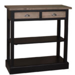 Landelijke smalle side table met twee lades en twee planken. Gemaakt van massief eiken hout in de kleur zwart met bruin. Het meubel kan op verschillende manieren geverfd worden in verschillende kleuren en kan op maat gemaakt worden. Villa Laura