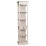 Landelijke boekenkast met vijf open vakken en een lade. Gemaakt van massief eiken hout in de kleur roomwit, beige. Het meubel kan op verschillende manieren geverfd worden in verschillende kleuren en kan op maat gemaakt worden. Villa Laura