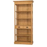 Landelijke boekenkast met vijf open vakken en twee lades. Gemaakt van massief eiken hout in de kleur naturel. Het meubel kan op verschillende manieren geverfd worden in verschillende kleuren en kan op maat gemaakt worden. Villa Laura