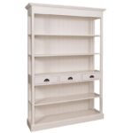 Landelijke boekenkast met vijf open vakken en drie lades. Gemaakt van massief eiken hout in de kleur beige. Het meubel kan op verschillende manieren geverfd worden in verschillende kleuren en kan op maat gemaakt worden. Villa Laura