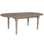 Landelijk ovale uitschuifbare eettafel met vier sierlijke poten. Gemaakt van massief eiken hout in de kleur taupe. Het meubel kan op verschillende manieren geverfd worden in verschillende kleuren en kan op maat gemaakt worden. Villa Laura