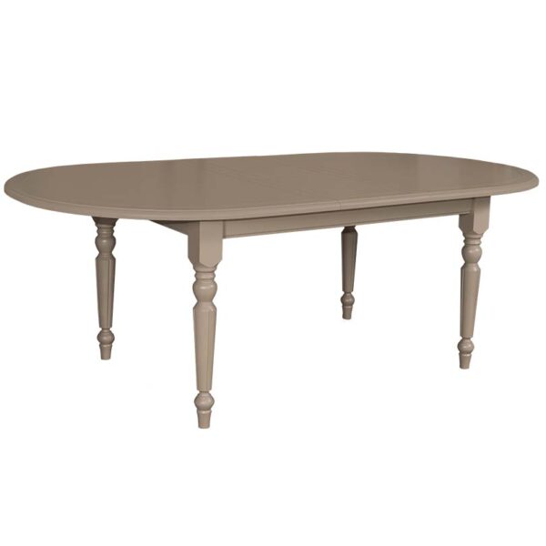 Landelijk ovale uitschuifbare eettafel met vier sierlijke poten. Gemaakt van massief eiken hout in de kleur taupe. Het meubel kan op verschillende manieren geverfd worden in verschillende kleuren en kan op maat gemaakt worden. Villa Laura