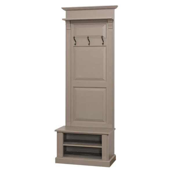 Landelijke kapstok met 3 haken, een plankje en in het schoenenbankje 2 open vakken. Gemaakt van massief eiken hout in de kleur taupe. De kapstok kan op verschillende manieren geverfd worden in verschillende kleuren en kan op maat gemaakt worden. Villa Laura