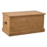 een groot landelijke, klassieke houten opbergkist. het is langwerpig van model. je kan de kist openen met de klep. Gemaakt van massief hout in de kleur naturel. Het kan op maat gemaakt worden.