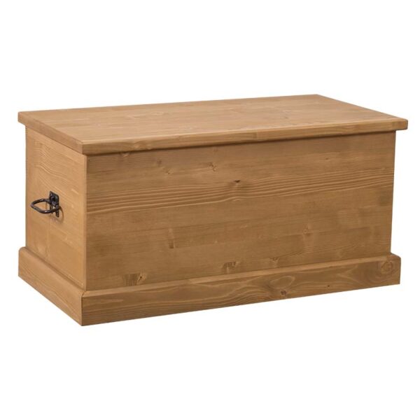 een groot landelijke, klassieke houten opbergkist. het is langwerpig van model. je kan de kist openen met de klep. Gemaakt van massief hout in de kleur naturel. Het kan op maat gemaakt worden.