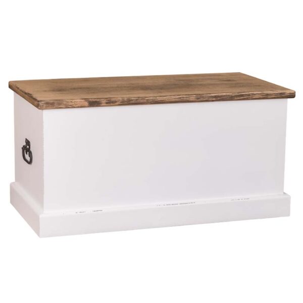 een groot landelijke, klassieke houten opbergkist. het is langwerpig van model. je kan de kist openen met de klep. Gemaakt van massief hout in de kleur wit en een warm bruine eiken blad. Het kan op maat gemaakt worden.