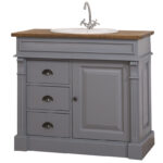 houten landelijke badkamermeubel met waskom en een kraan. Het is een open badkamermeubel met legplanken. het is antraciet van kleur met warm bruin eiken blad. Het meubel kan op maat gemaakt worden. villa laura.