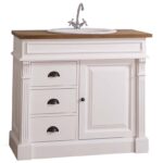 houten landelijke badkamermeubel met waskom en een kraan. Het is een open badkamermeubel met legplanken. het is wit van kleur met warm bruin eiken blad. Het meubel kan op maat gemaakt worden. villa laura.