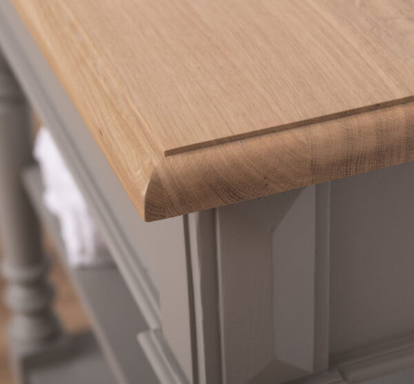 Landelijk badkamermeubel met twee onderplanken. Gemaakt van massief eiken hout in de kleur grijs met naturel. Het meubel kan op verschillende manieren geverfd worden in verschillende kleuren en kan op maat gemaakt worden. Villa Laura