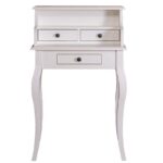 Landelijk bureau/kaptafel met drie kleine lades. Gemaakt van massief eiken hout in de kleur wit. Het meubel kan op verschillende manieren geverfd worden in verschillende kleuren en kan op maat gemaakt worden. Villa Laura