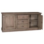 Landelijk dressoir met twee deurtjes en drie lades in het midden voor opbergruimte. Gemaakt van massief eiken hout in de kleur bruin eiken. Het meubel kan op verschillende manieren geverfd worden in verschillende kleuren en kan op maat gemaakt worden. Villa Laura