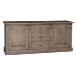 Landelijk dressoir met twee deurtjes en drie lades in het midden voor opbergruimte. Gemaakt van massief eiken hout in de kleur bruin eiken. Het meubel kan op verschillende manieren geverfd worden in verschillende kleuren en kan op maat gemaakt worden. Villa Laura