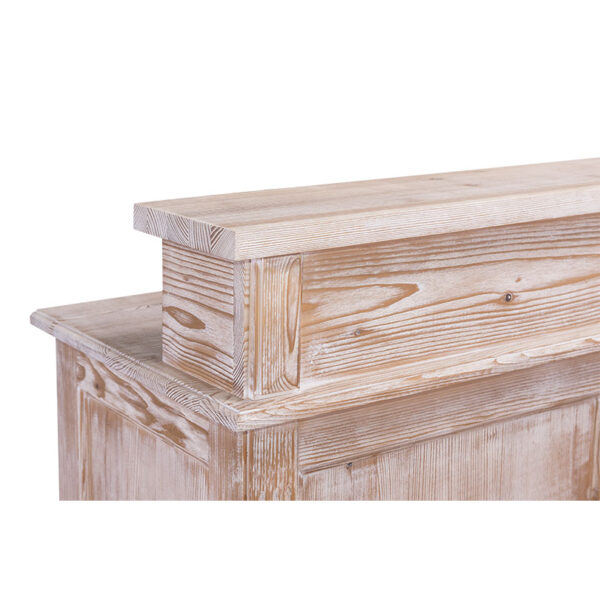Landelijke bar met vier open vakken en twee lades voor opbergruimte. Gemaakt van massief eiken hout in de kleur naturel. Het meubel kan op verschillende manieren geverfd worden in verschillende kleuren en kan op maat gemaakt worden. Villa Laura