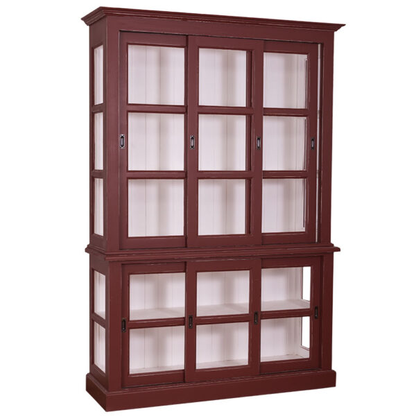 Landelijke vitrinekast met schuifdeuren voor opbergruimte. Gemaakt van massief eiken hout in de kleur bordeaux rood met een witte binnenkant. Het meubel kan op verschillende manieren geverfd worden in verschillende kleuren en kan op maat gemaakt worden. Villa Laura