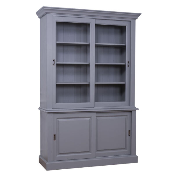 Landelijke vitrinekast met schuifdeuren voor opbergruimte. Gemaakt van massief eiken hout in de kleur grijs blauw. Het meubel kan op verschillende manieren geverfd worden in verschillende kleuren en kan op maat gemaakt worden. Villa Laura