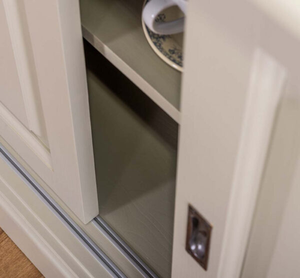 Landelijke buffetkast met drie schuifdeuren onder en drie glas schuifdeuren boven. Gemaakt van massief eiken hout in de kleur taupe. Het meubel kan op verschillende manieren geverfd worden in verschillende kleuren en kan op maat gemaakt worden. Villa Laura