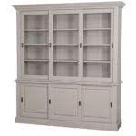 Landelijke vitrinekast met schuifdeuren voor opbergruimte. Gemaakt van massief eiken hout in de kleur beige zand taupe. Het meubel kan op verschillende manieren geverfd worden in verschillende kleuren en kan op maat gemaakt worden. Villa Laura